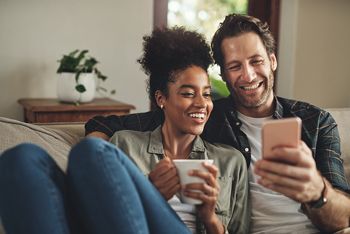 Couple regardant un cellulaire