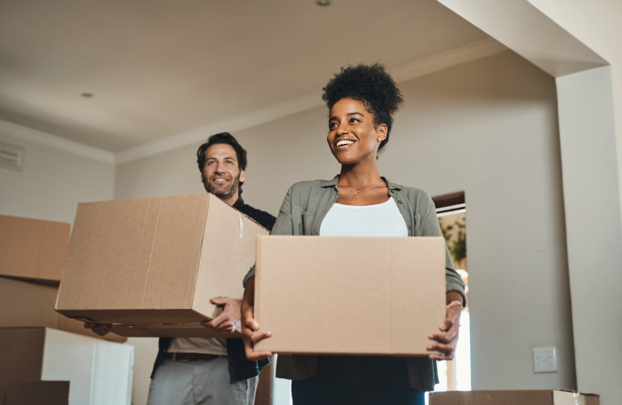 Un couple emménageant dans leur nouvel appartement